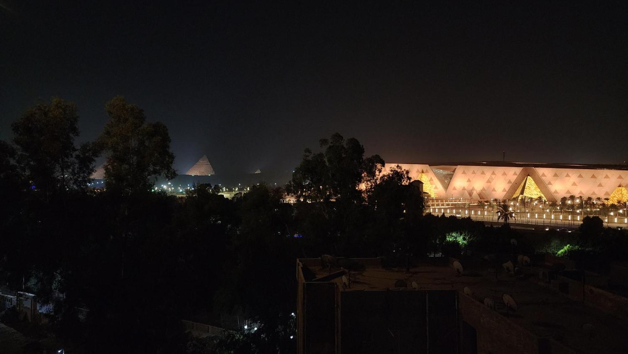 Breathtaking Pyramid View - Full Cozy & Stylish