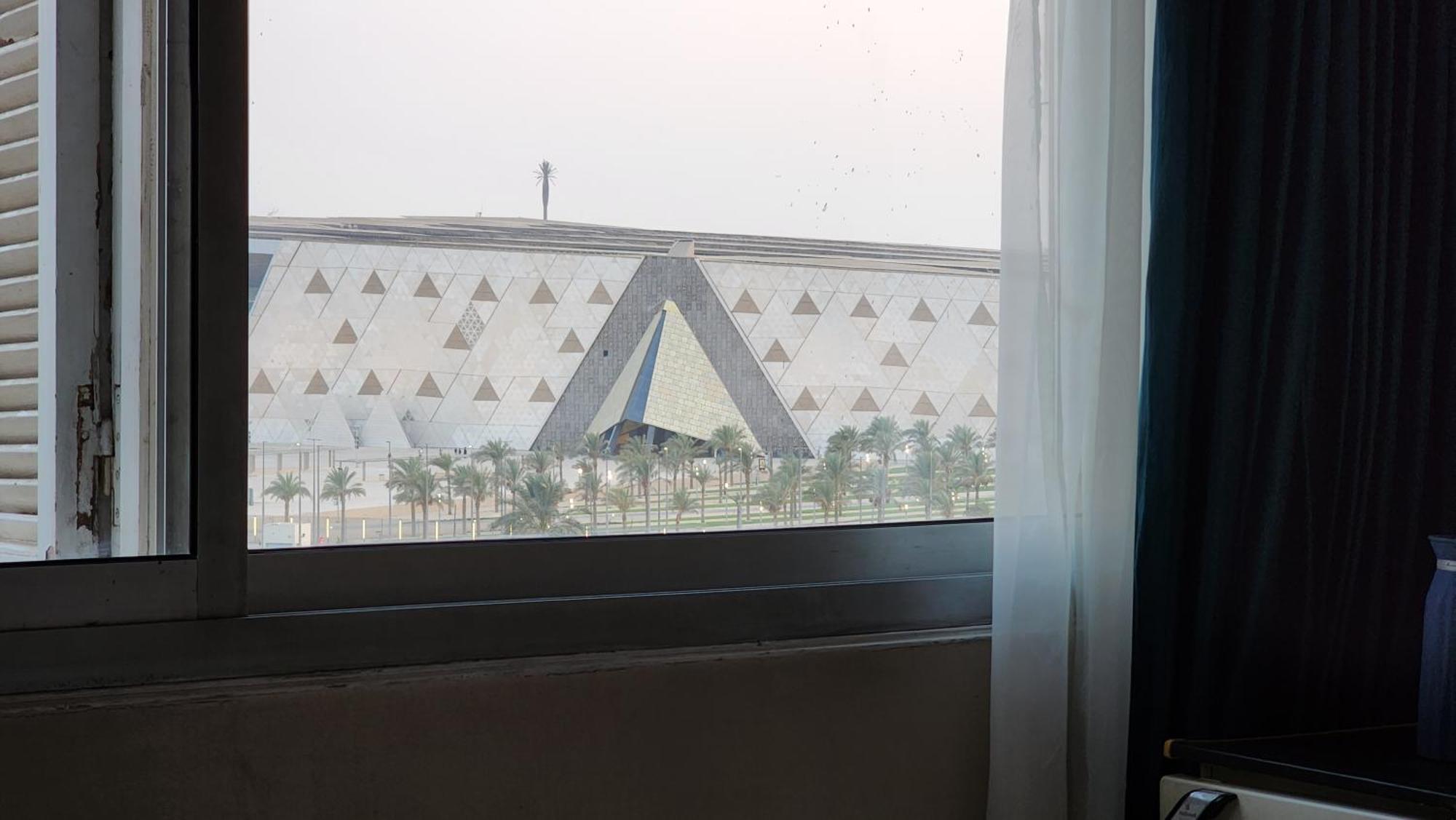 Breathtaking Pyramid View - Full Cozy & Stylish Apartment